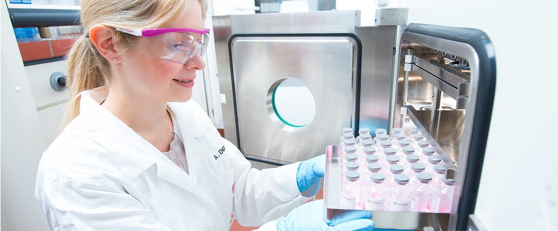 Scientist putting cell culture samples on a CO2 chamber